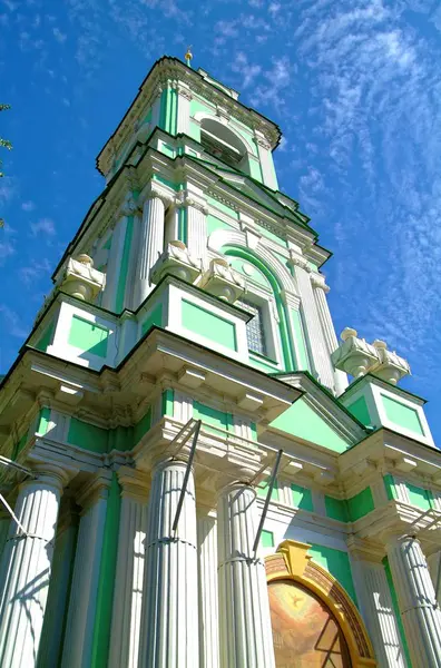 Torre sineira da Igreja Ortodoxa em Moscou — Fotografia de Stock