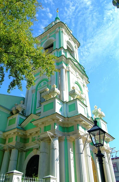 Klokkentoren van de orthodoxe kerk in Moskou — Stockfoto