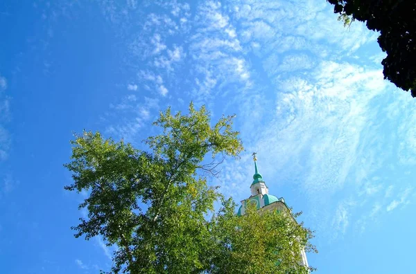 Torre sineira da Igreja Ortodoxa em Moscou — Fotografia de Stock