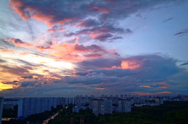 Sunset in summer in a residential area — Stock Photo, Image