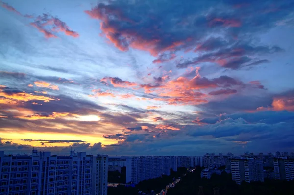 Sunset in summer in a residential area — Stock Photo, Image