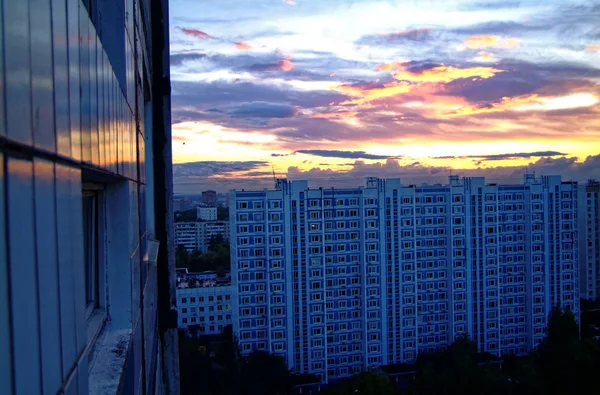 Sunset in summer in a residential area — Stock Photo, Image