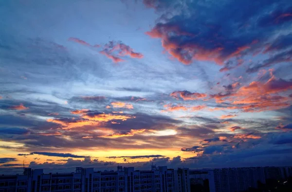 Sunset in summer in a residential area — Stock Photo, Image