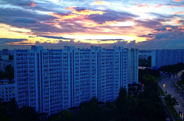 Sonnenuntergang im Sommer in einem Wohngebiet — Stockfoto
