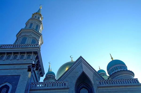 Die meisten der moskauer Moschee auf blauem Himmel Hintergrund — Stockfoto