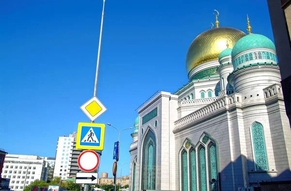 A maior parte da mesquita de Moscou no fundo do céu azul — Fotografia de Stock