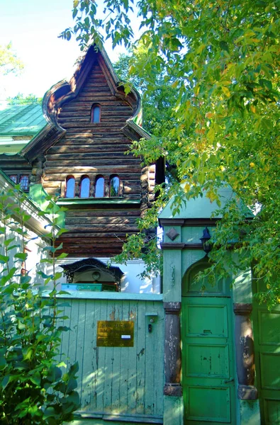 Ancienne maison en bois à Moscou en été — Photo