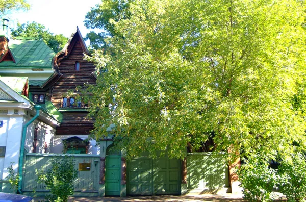 Oude houten huis in Moskou in de zomer — Stockfoto