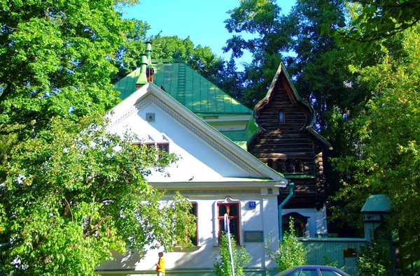 여름에 모스크바에서 고 대 목조 주택 — 스톡 사진