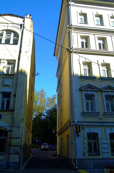 Vecchia casa di mattoni a Mosca in estate — Foto Stock