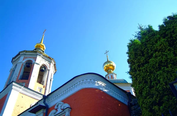 Η Ορθόδοξη εκκλησία κατά το γαλάζιο του ουρανού — Φωτογραφία Αρχείου