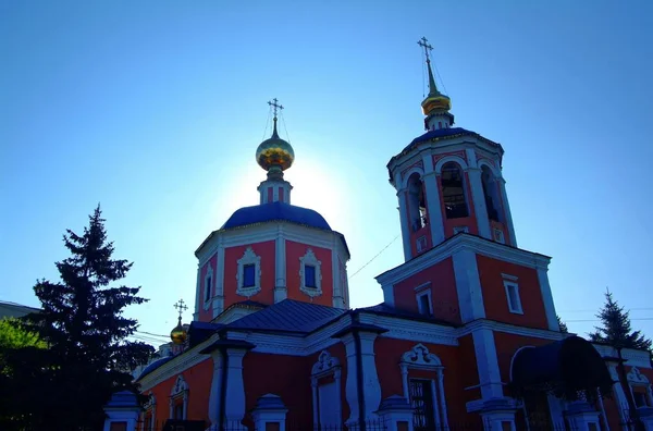 A Igreja Ortodoxa contra o céu azul — Fotografia de Stock