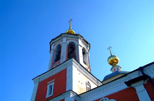 A Igreja Ortodoxa contra o céu azul — Fotografia de Stock