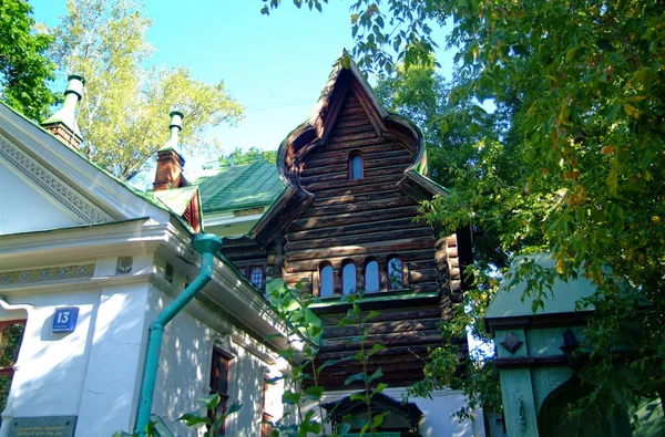 Antiga casa de madeira em Moscou no verão — Fotografia de Stock