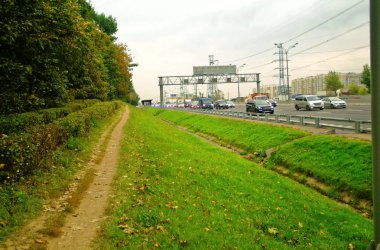 sonbaharda Moskova Çevre yoluna yol trafiği