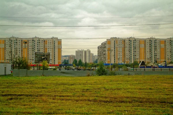 Спальная зона на окраине Москвы осенью — стоковое фото