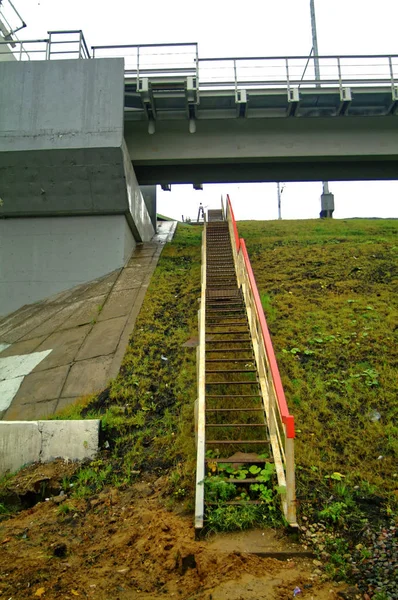 Pont ferroviaire contre le ciel nuageux — Photo