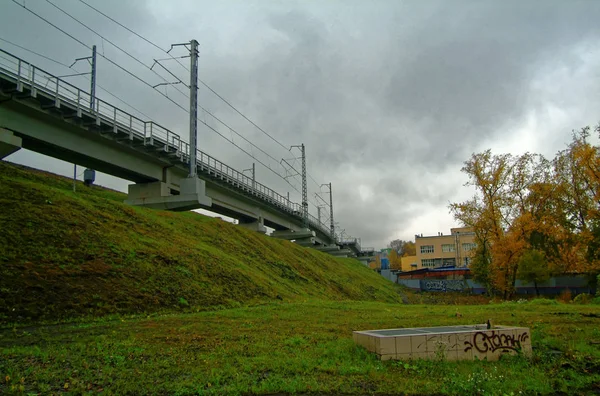 Eisenbahnbrücke gegen den bewölkten Himmel — Stockfoto