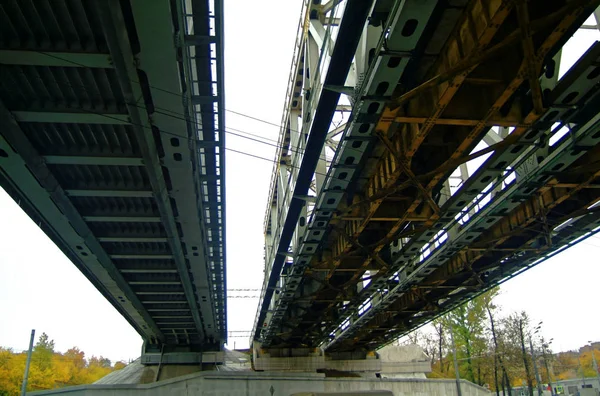 Järnvägsbron mot den molniga himlen — Stockfoto