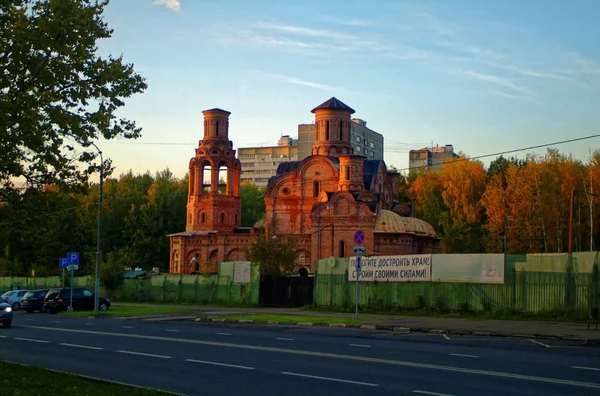 Незакінчений Православної Церкви восени проти ліс — стокове фото