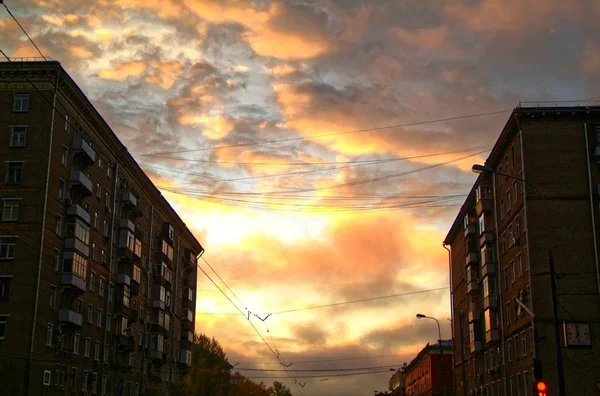 Барвистий світанок між будівлями восени — стокове фото