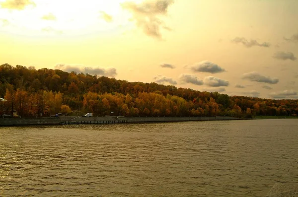 Terraplén del río Moscú en el otoño — Foto de Stock