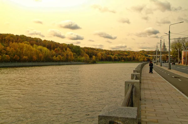 Terraplén del río Moscú en el otoño — Foto de Stock