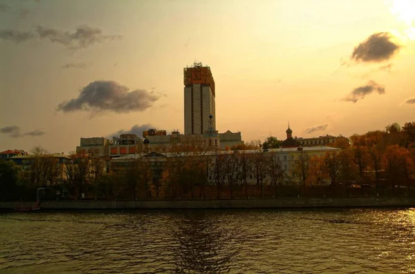 Dijk van de Moskou-rivier in het najaar — Stockfoto