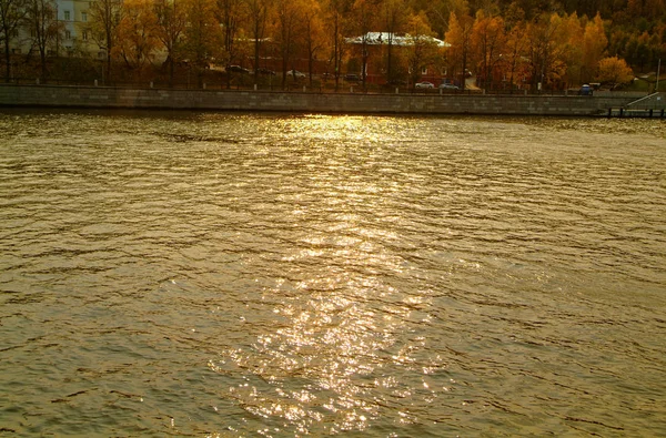 Terraplén del río Moscú en el otoño —  Fotos de Stock