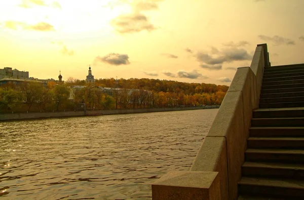 Aterro do rio de Moscou no outono — Fotografia de Stock
