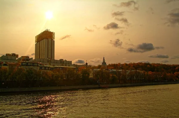 Embankment of the Moscow river in the autumn — Stock Photo, Image