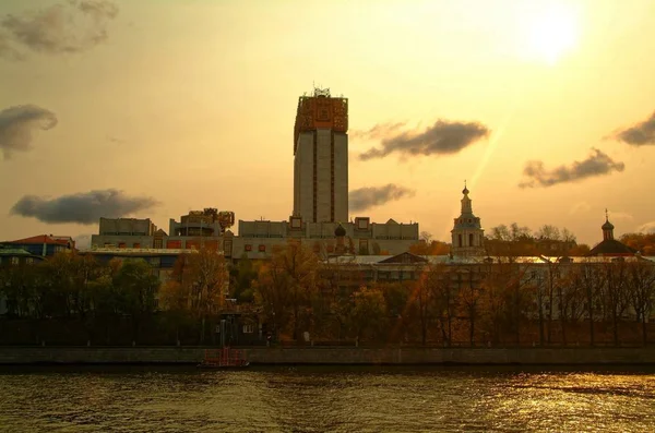 Набережная Москвы осенью — стоковое фото