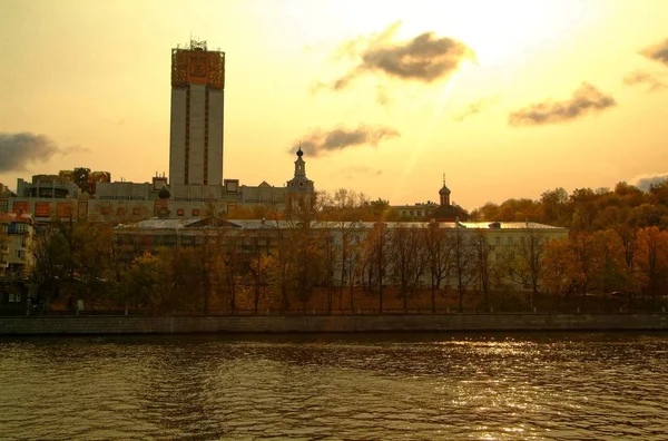 Набережна річки Москви восени — стокове фото