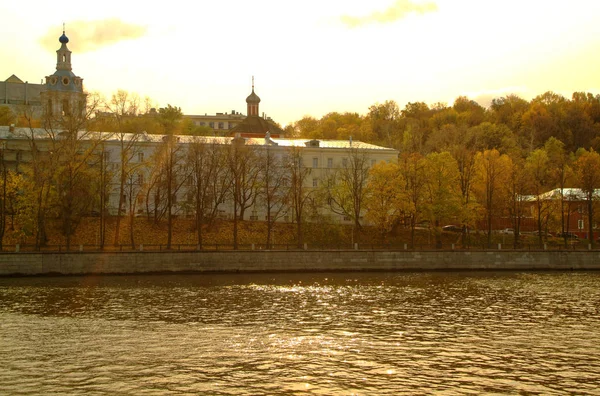 Embankment of the Moscow river in the autumn — Stock Photo, Image