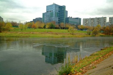 sonbaharda Moskova parkta gölet