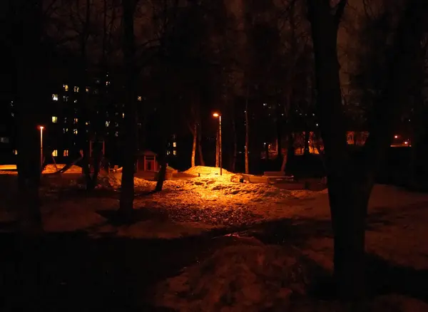 Уличное освещение ночью — стоковое фото