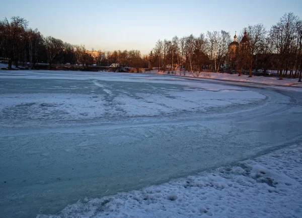 erken ilkbahar akşamı dondurulmuş gölet