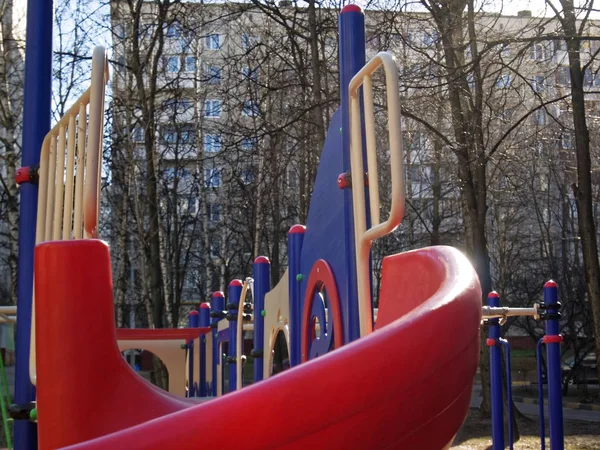 Diapositiva de plástico en el patio de recreo en primavera —  Fotos de Stock