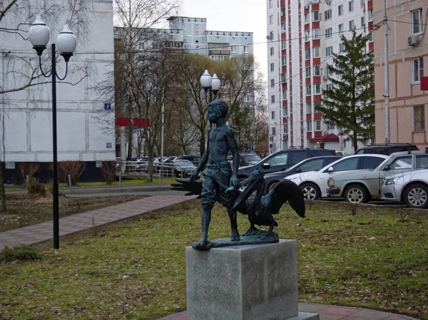 Statue d'un garçon avec un oiseau — Photo