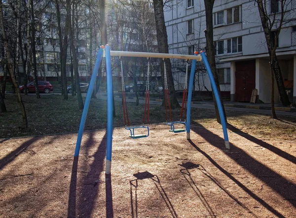 Kinderspielplatz im Frühling — Stockfoto