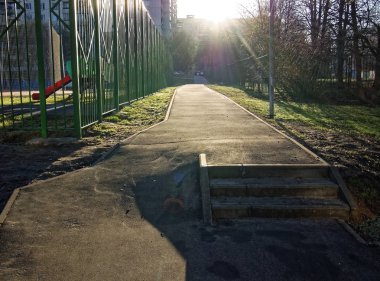 güneş ışığı ile Bahar Demir çit