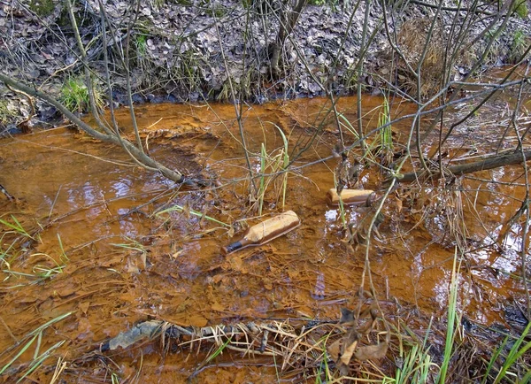 Sehr schmutziger kleiner Fluss im Frühling — Stockfoto