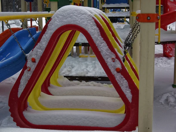 Parque infantil no quintal no inverno — Fotografia de Stock