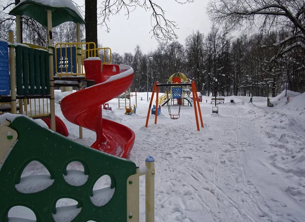 Дитячий майданчик у дворі взимку — стокове фото