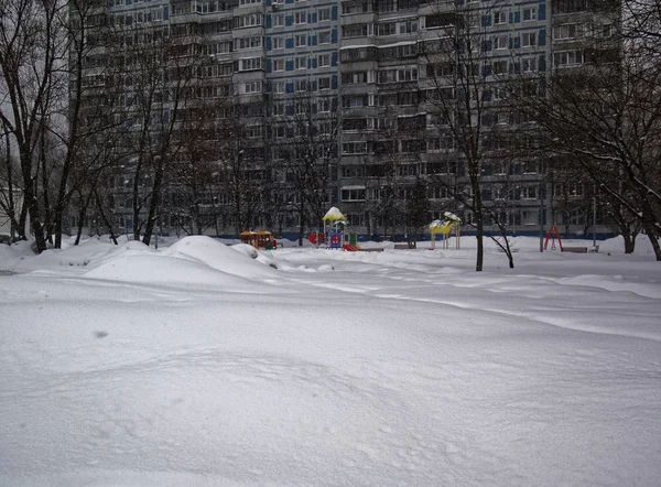 Parque infantil no quintal no inverno — Fotografia de Stock