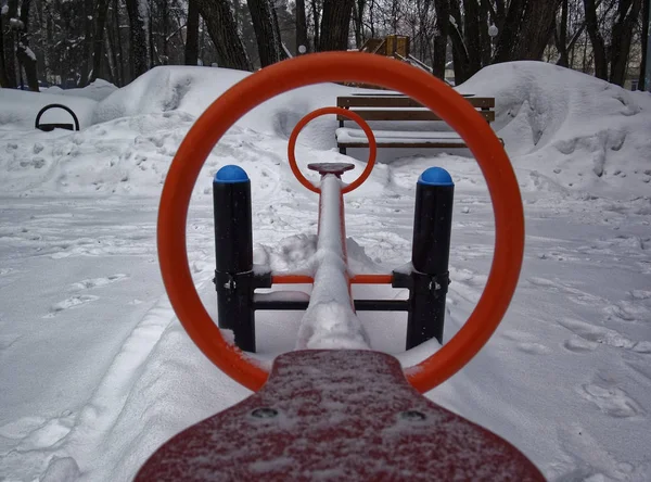 Az udvarban télen játszótér — Stock Fotó