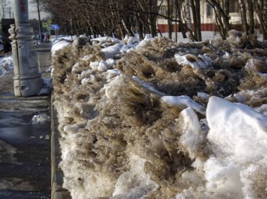 kar yolda baharda erir.