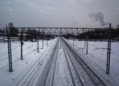 bulutlu bir günde kışın demiryolu