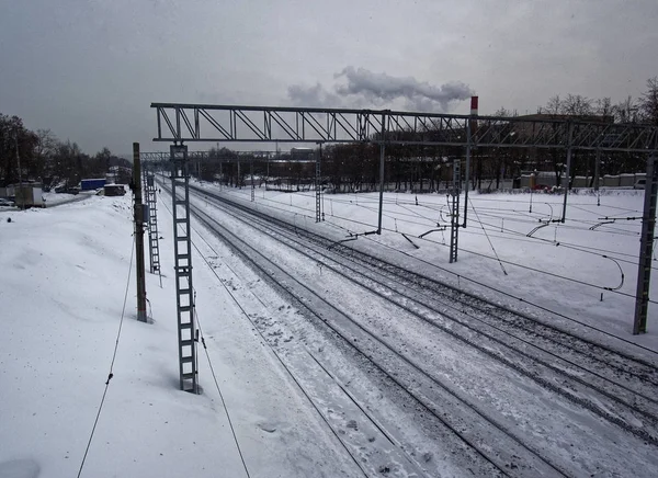 Ferrovia no inverno em um dia nublado — Fotografia de Stock