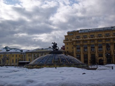 Cam kubbesi modacı Meydanı bulutlu gökyüzü arka plan üzerinde